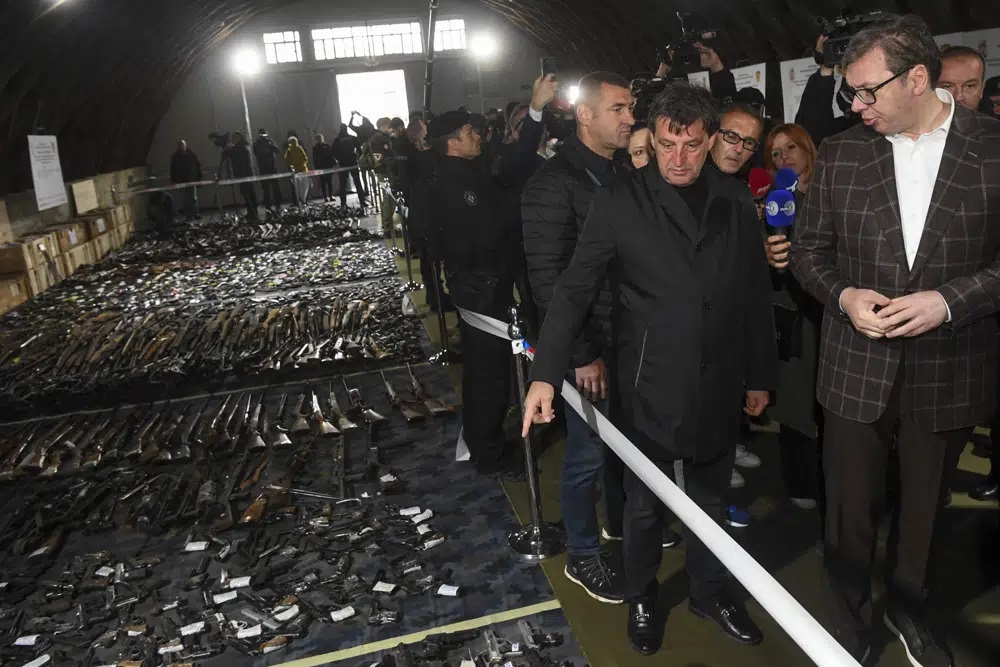 Sau 2 vụ xả súng chấn động, người dân Serbia giao nộp hơn 13.000 vũ khí - 3