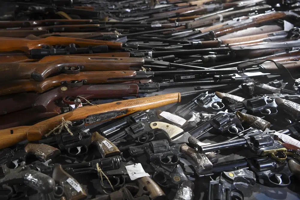 Sau 2 vụ xả súng chấn động, người dân Serbia giao nộp hơn 13.000 vũ khí - 2