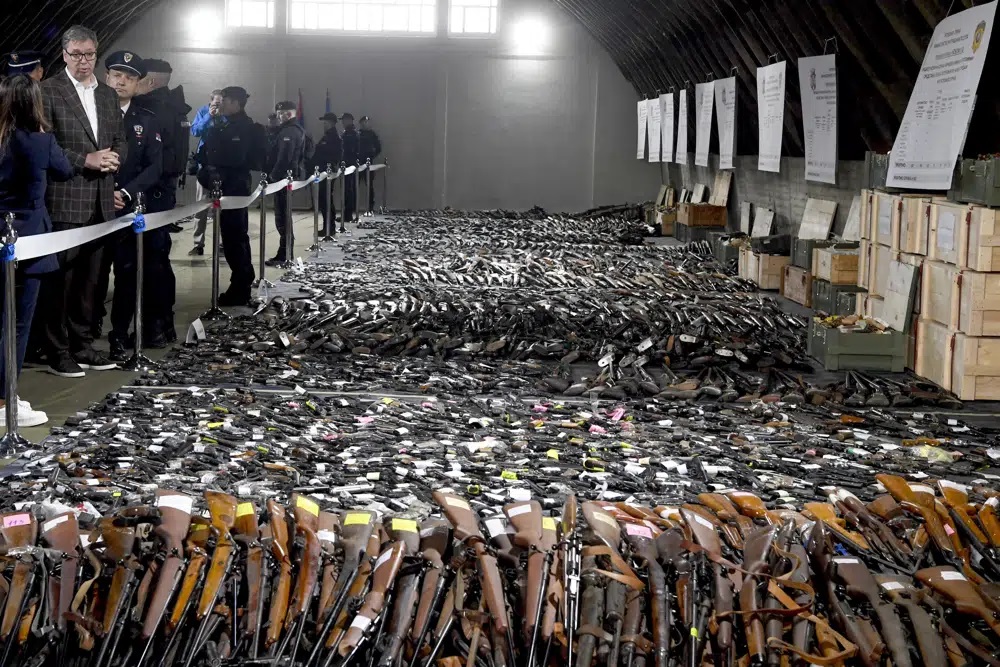 Sau 2 vụ xả súng chấn động, người dân Serbia giao nộp hơn 13.000 vũ khí - 1