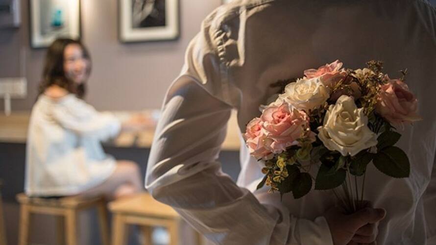 Tưởng có màn cầu hôn lãng mạn, cô gái sốc khi thấy bạn trai làm điều này - 1