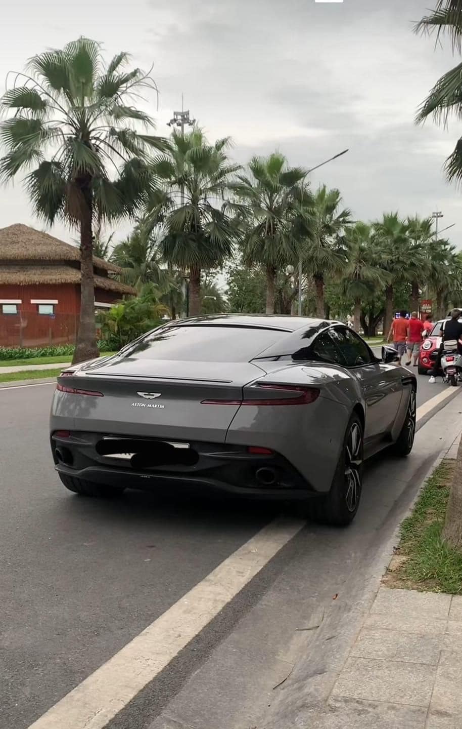 Dàn xe sang trong đám cưới Đạt Villa và bạn gái người Indonesia - 5