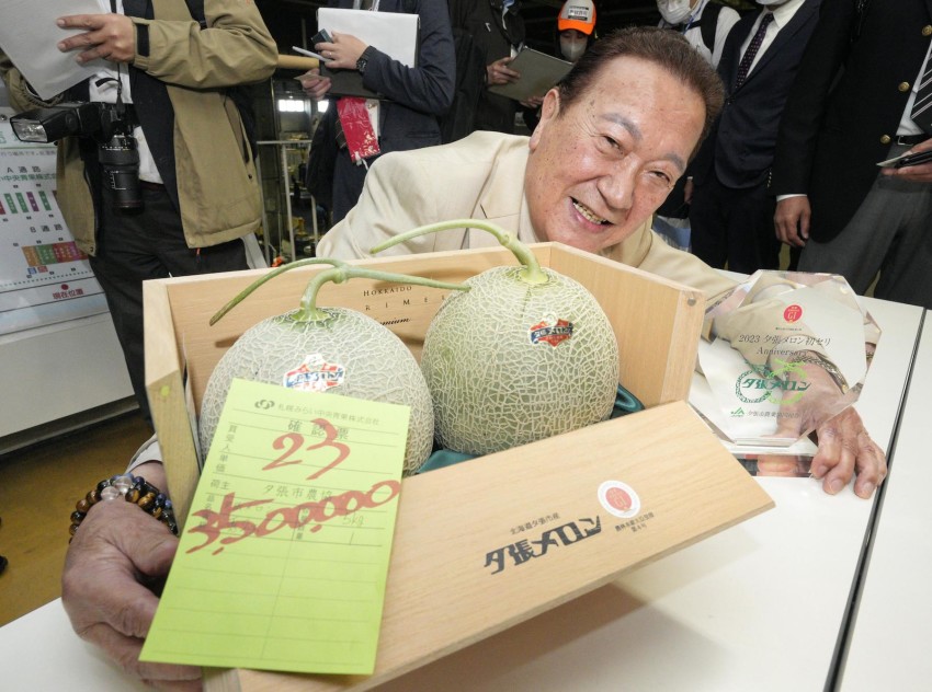 Nóng tuần qua: Bất ngờ 2 quả dưa có giá lên tới hơn nửa tỷ đồng - 1