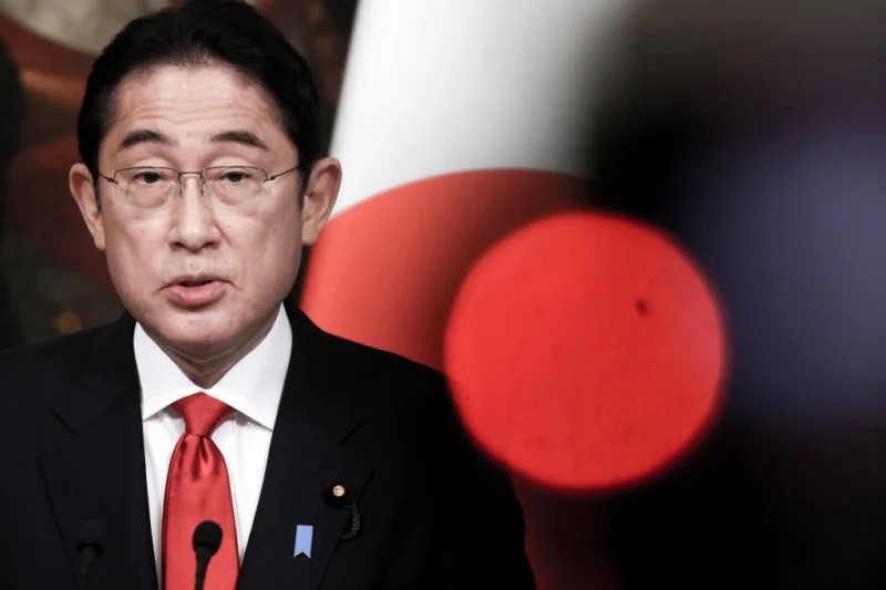 Con trai có hành vi &#34;không phù hợp&#34;, Thủ tướng Nhật Bản thẳng tay xử lý - 1