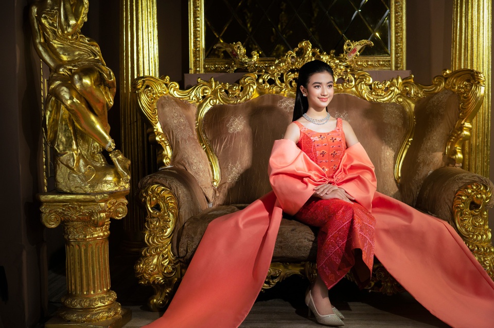 Công chúa Campuchia lai Pháp 12 tuổi &#34;trổ mã&#34; xinh đẹp, được 2 triệu fan ái mộ - 3