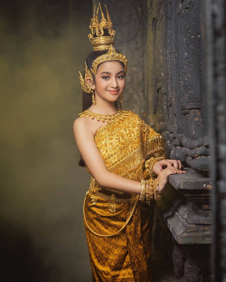 Công chúa Campuchia lai Pháp 12 tuổi &#34;trổ mã&#34; xinh đẹp, được 2 triệu fan ái mộ - 1