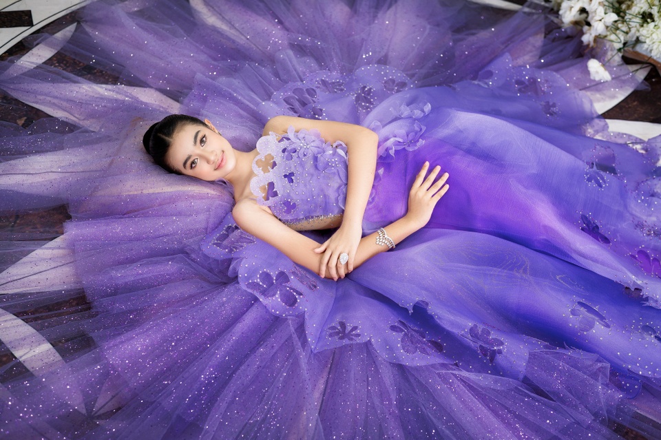 Công chúa Campuchia lai Pháp 12 tuổi &#34;trổ mã&#34; xinh đẹp, được 2 triệu fan ái mộ - 4