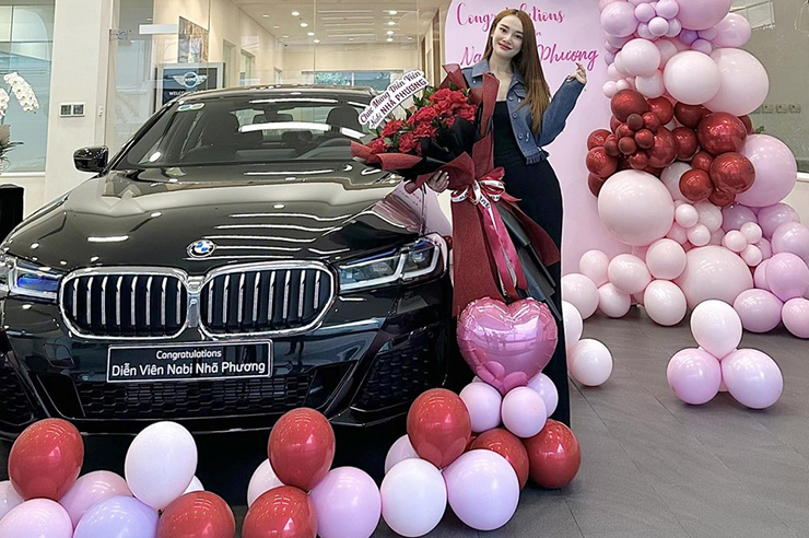 Diễn viên Nhã Phương được chồng tặng BMW 520i M Sport làm quà sinh nhật - 1