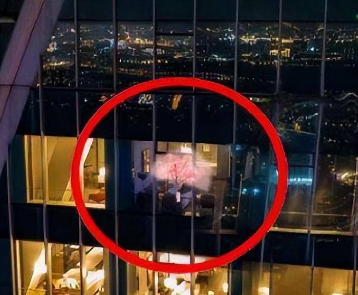 Chàng trai dùng flycam ghi lại cảnh ân ái của một cặp đôi trong khách sạn - 1
