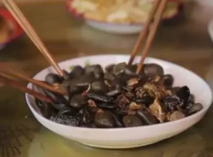 Độc lạ món sỏi xào ở Trung Quốc, ai cũng thắc mắc ăn như thế nào - 3