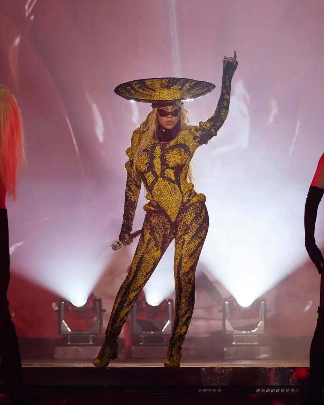 Beyoncé mặc toàn đồ của NTK da màu trong siêu show diễn thế giới - 6