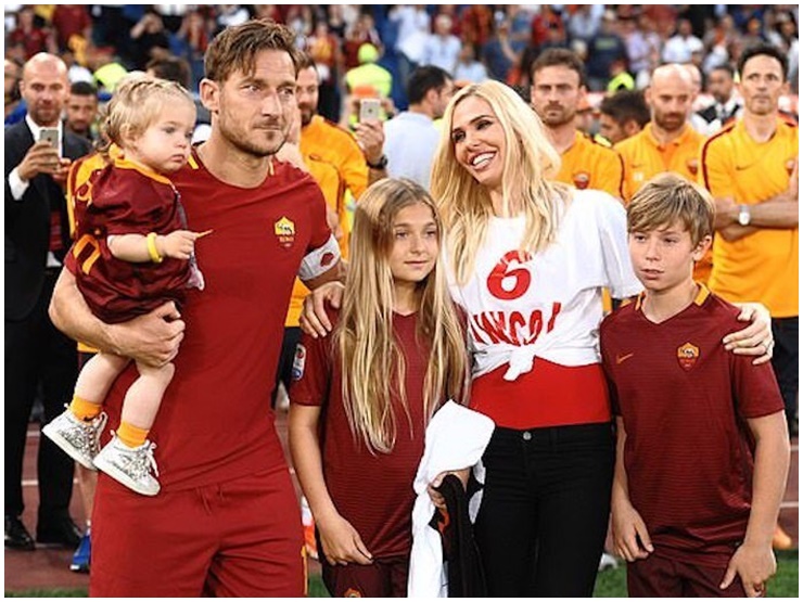 "Huyền thoại Roma" Totti giờ ra sao sau khi bị vợ cắm sừng? - 2