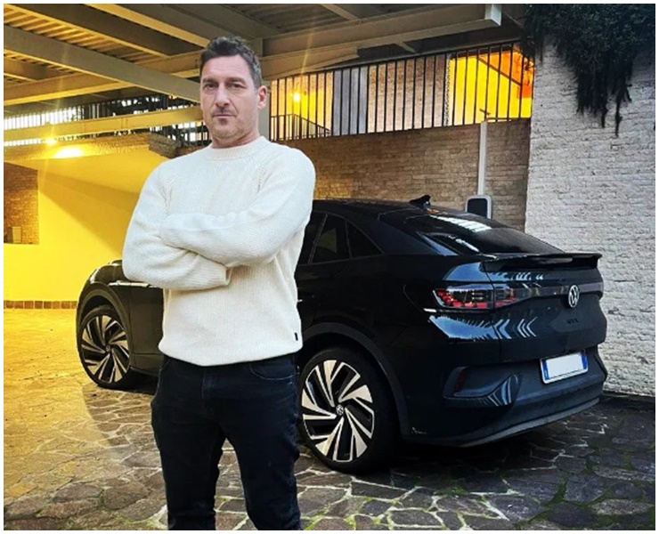 "Huyền thoại Roma" Totti giờ ra sao sau khi bị vợ cắm sừng? - 4