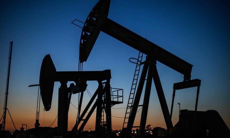 Giá xăng dầu hôm nay 11/4: Tăng mạnh, những rủi ro chính trị đang hỗ trợ giá dầu - 1