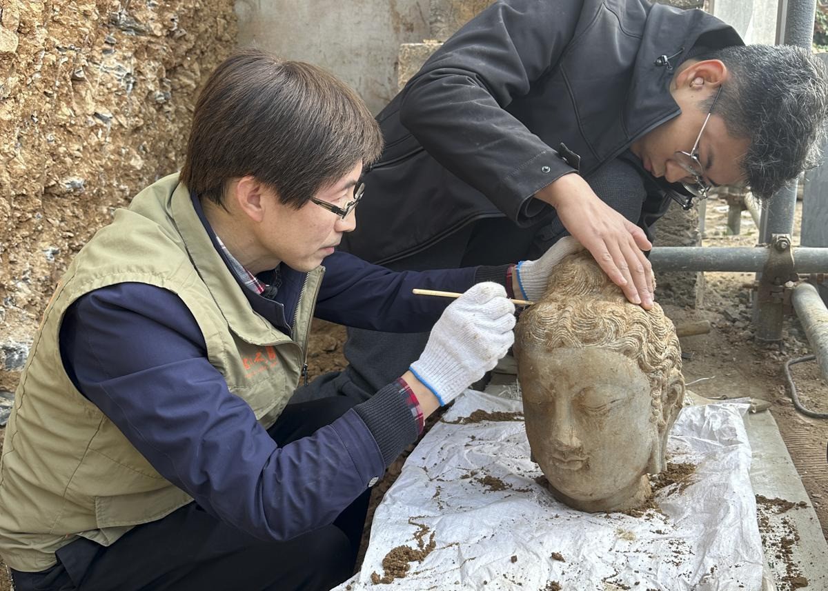 Bất ngờ về đầu tượng Phật ẩn trong bức tường của hang đá nổi tiếng ở Trung Quốc - 4