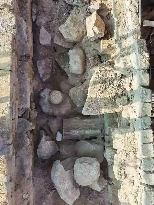 Bất ngờ về đầu tượng Phật ẩn trong bức tường của hang đá nổi tiếng ở Trung Quốc - 1