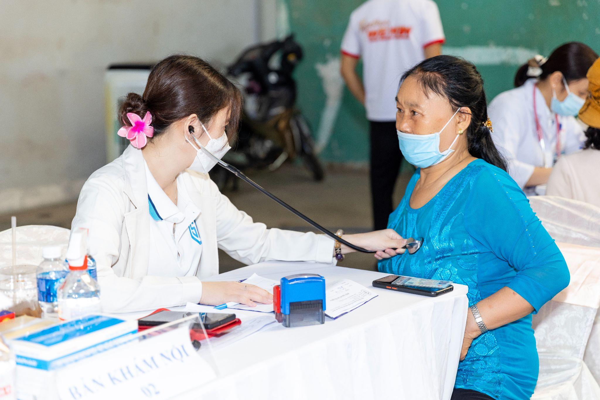 Phòng khám SIHG tổ chức khám bệnh, phát thuốc miễn phí cho 500 hoàn cảnh khó khăn - 5