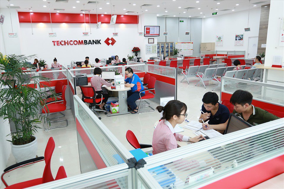 Nóng tuần qua: Techcombank lãi kỉ lục, nhân viên được trả lương bao nhiêu? - 1