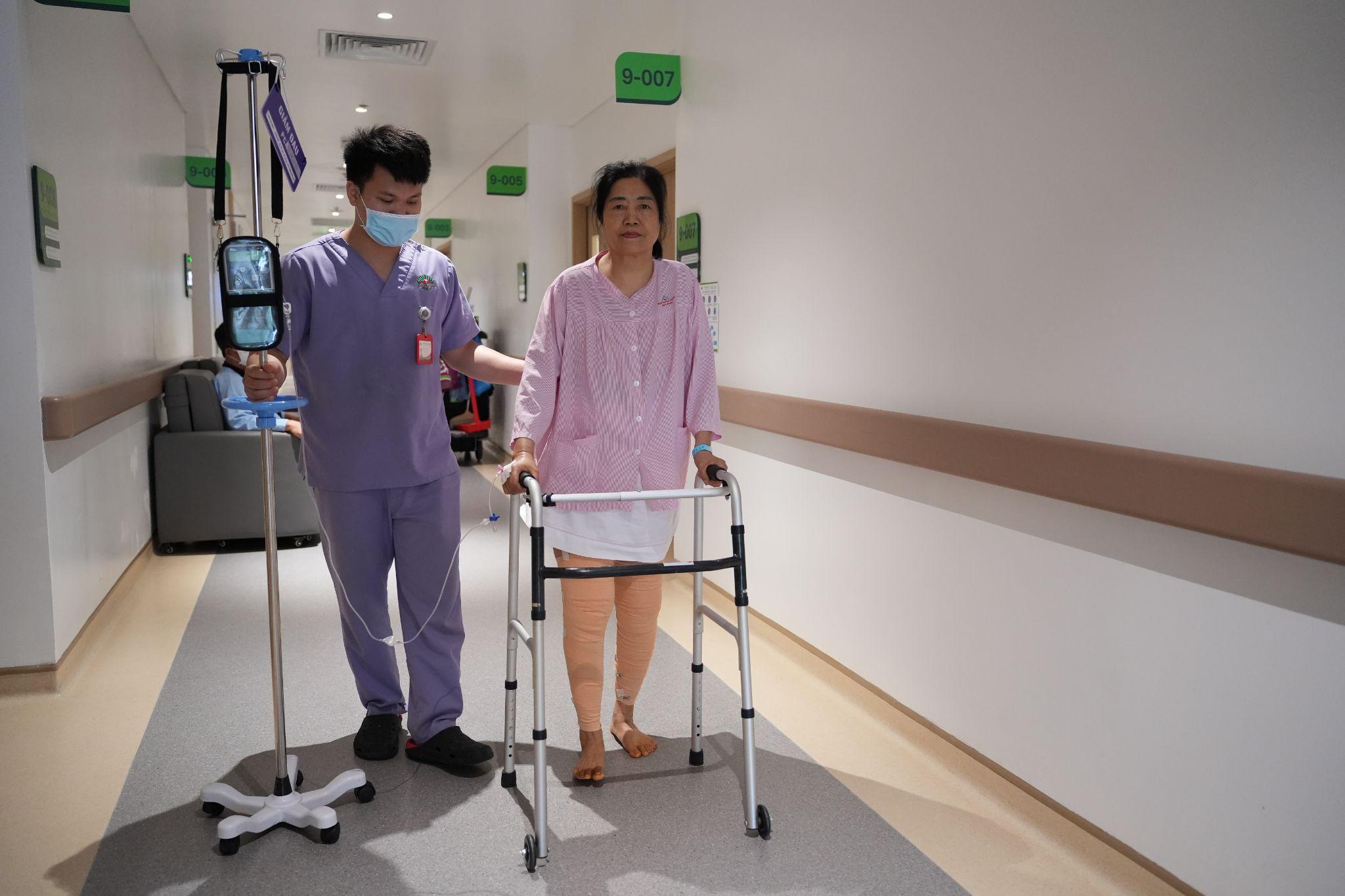 Bệnh viện tiên phong tại Việt Nam ứng dụng kỹ thuật thay khớp gối không cắt gân cơ, có thể vận động sau 1 ngày - 4