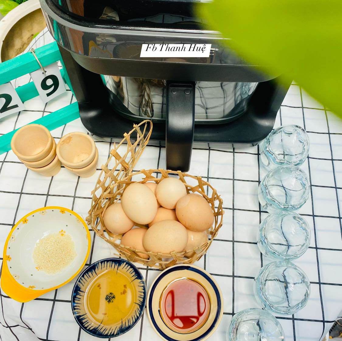 Trứng luộc hay rán mãi cũng chán, đem nướng theo cách này cả nhà thích mê - 2
