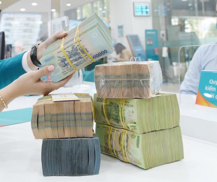Lãi tiết kiệm tăng mạnh, có 100 triệu đồng gửi ngân hàng thu được bao nhiêu tiền lãi? - 1