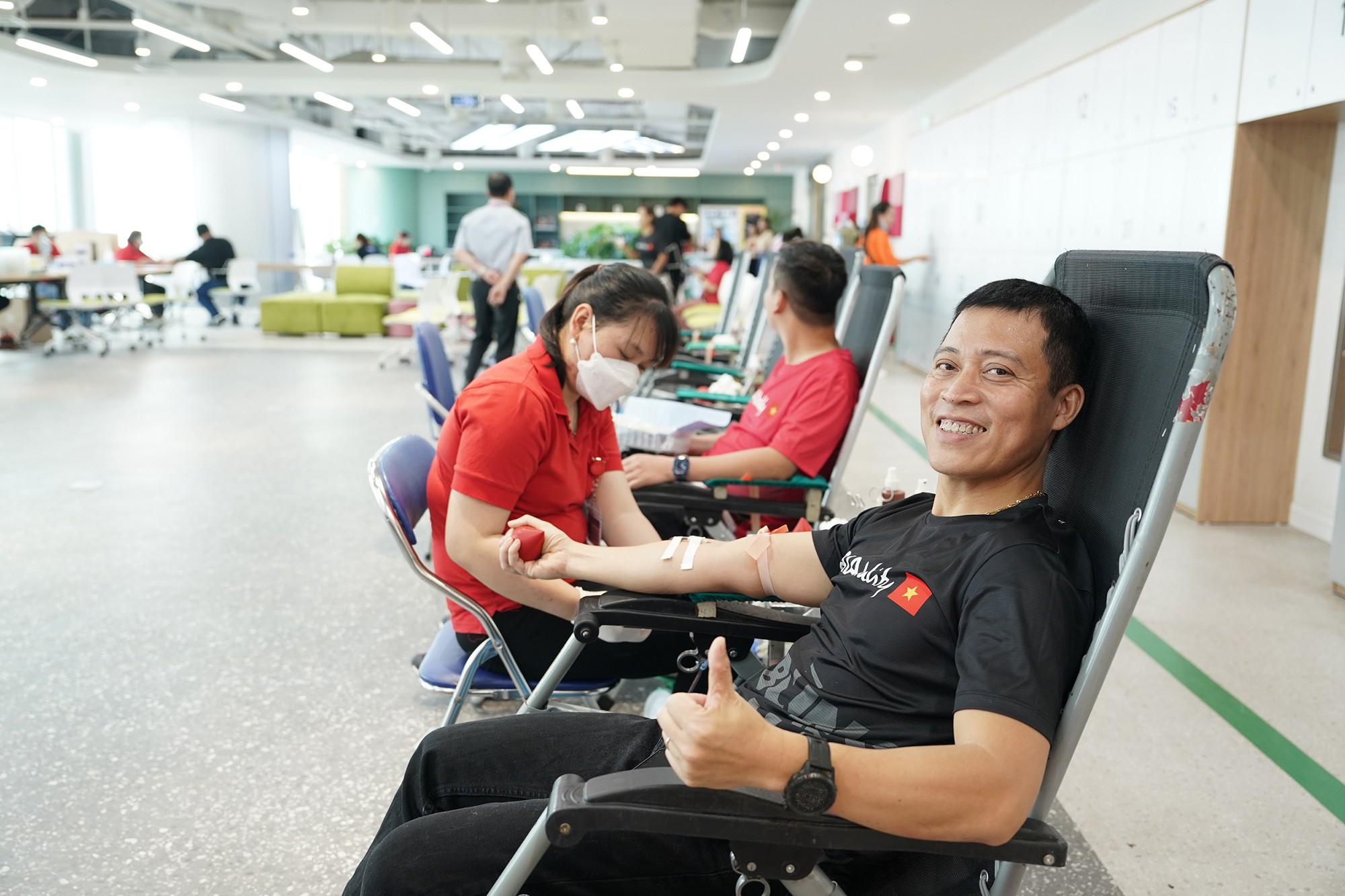 Gần 200 thành viên AIA Việt Nam tham gia hiến máu nhân đạo  - 2