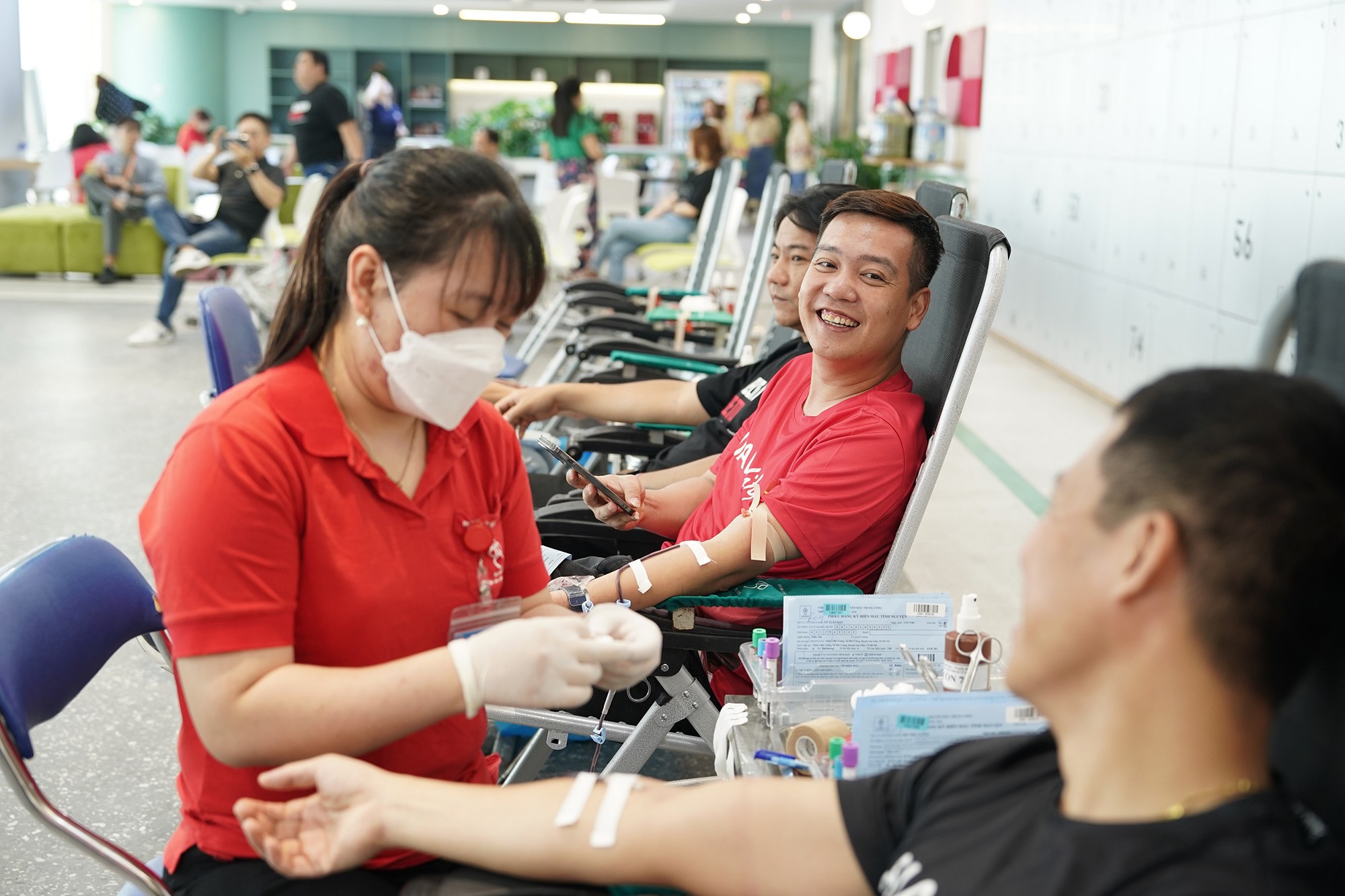 Gần 200 thành viên AIA Việt Nam tham gia hiến máu nhân đạo  - 3