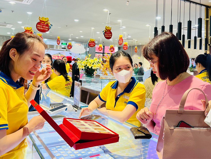 Giá vàng liên tiếp lập đỉnh, đại gia buôn vàng PNJ thu lãi hơn 5 tỷ đồng mỗi ngày - 1