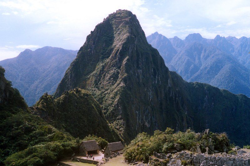 Đây là những cung đường leo núi nguy hiểm nhất thế giới - 1