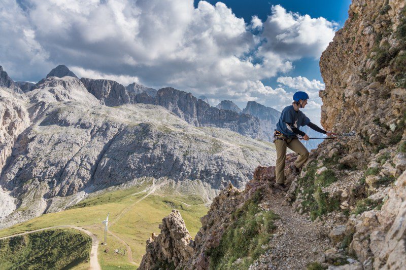 Đây là những cung đường leo núi nguy hiểm nhất thế giới - 3