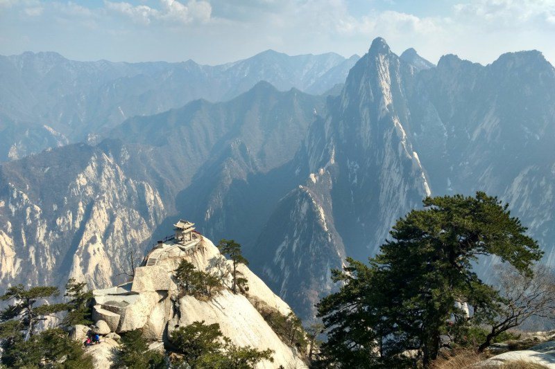 Đây là những cung đường leo núi nguy hiểm nhất thế giới - 4