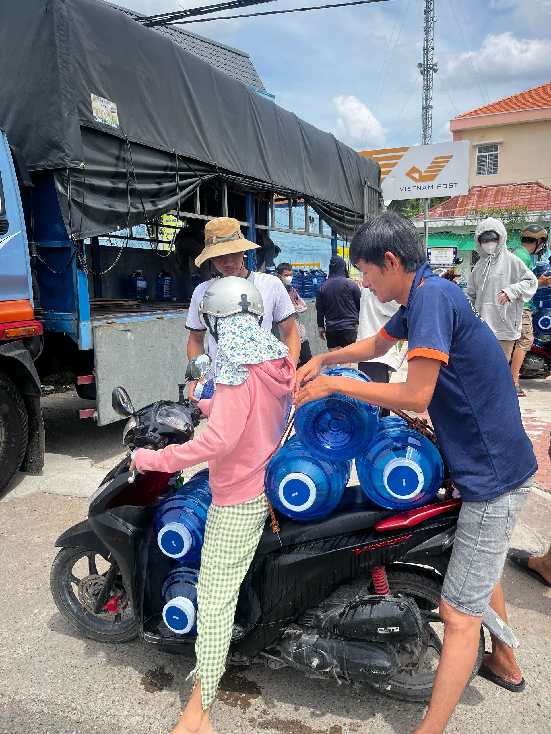 Công ty Coca-Cola Việt Nam mang nước uống miễn phí đến với bà con vùng nước nhiễm mặn tỉnh Long An - 3