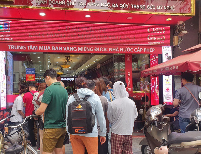 Giá vàng ngày 19/4: Lao dốc không phanh, tiệm vàng “xả hàng”, người mua hôm qua lỗ bao nhiêu? - 5