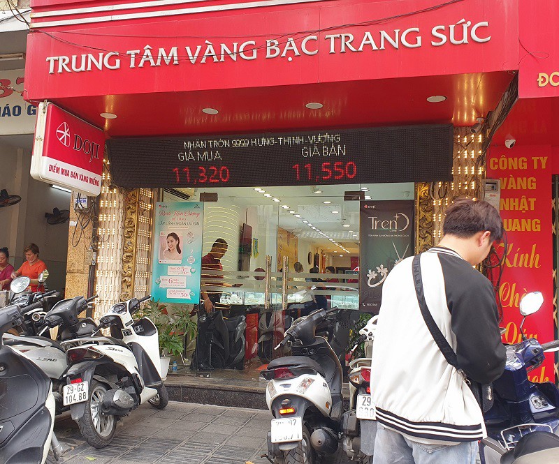Giá vàng ngày 19/4: Lao dốc không phanh, tiệm vàng “xả hàng”, người mua hôm qua lỗ bao nhiêu? - 4