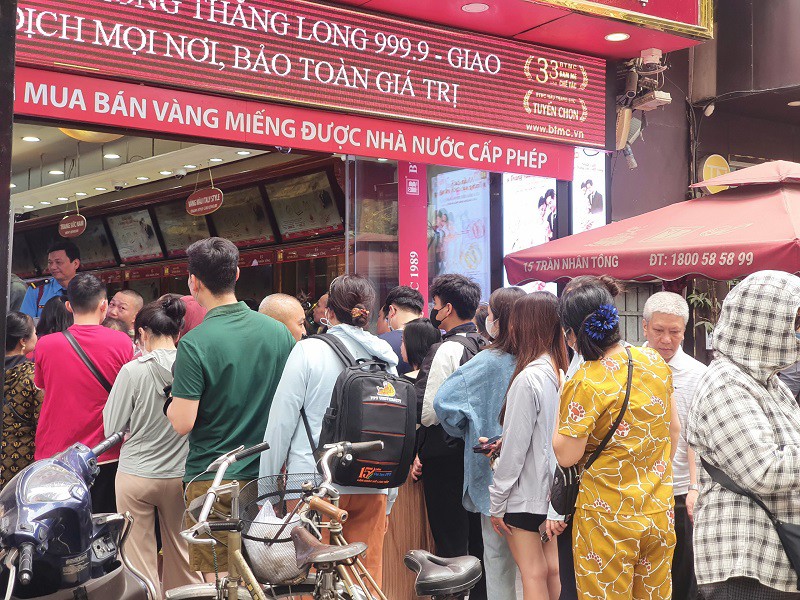 Giá vàng ngày 19/4: Lao dốc không phanh, tiệm vàng “xả hàng”, người mua hôm qua lỗ bao nhiêu? - 6