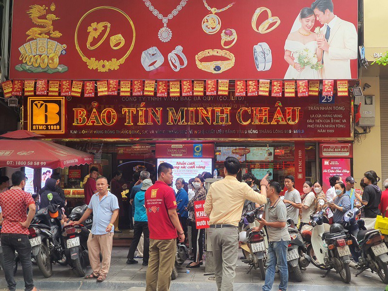 Giá vàng ngày 19/4: Lao dốc không phanh, tiệm vàng “xả hàng”, người mua hôm qua lỗ bao nhiêu? - 7