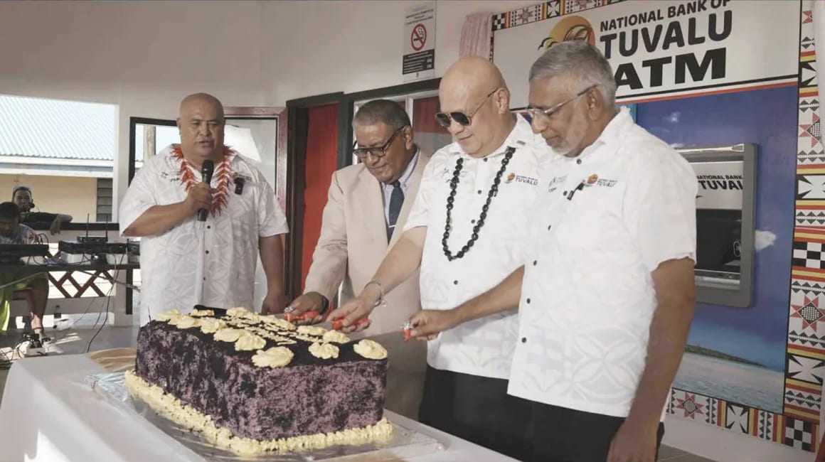 Quốc gia nhỏ bé ăn mừng vì lần đầu tiên có máy ATM - 1