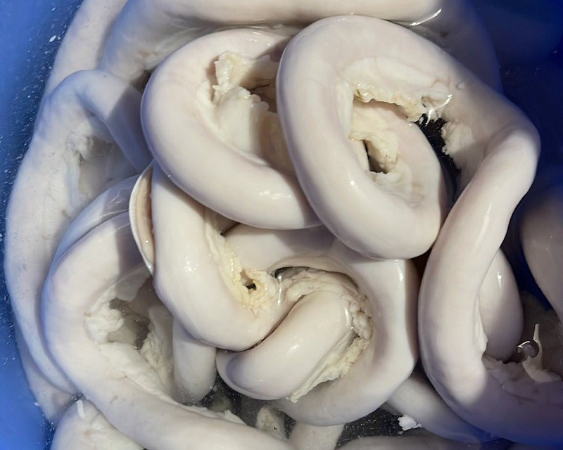 Chủ lò mổ tiết lộ bất ngờ về lòng se điếu, giá lên tới 4 triệu đồng/kg - 4