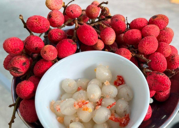 Loại quả dại trước chín đỏ rừng không ai hái, giờ thành đặc sản giá 100 nghìn đồng/kg - 1