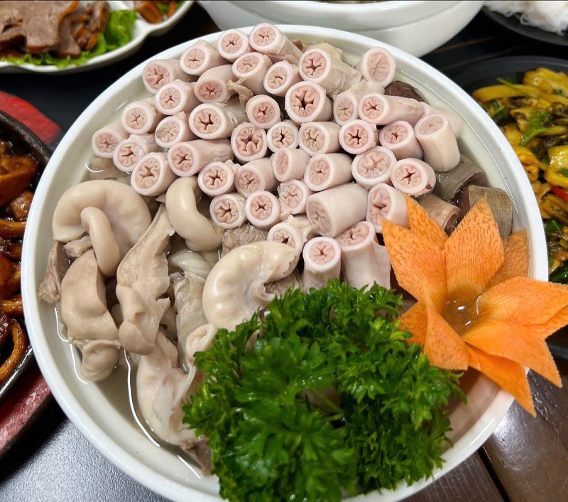 Cảnh tượng bất ngờ tại quán ăn của ông chủ khoe lòng se điếu dài 40m ở Hà Nội trước khi bị kiểm tra - 2