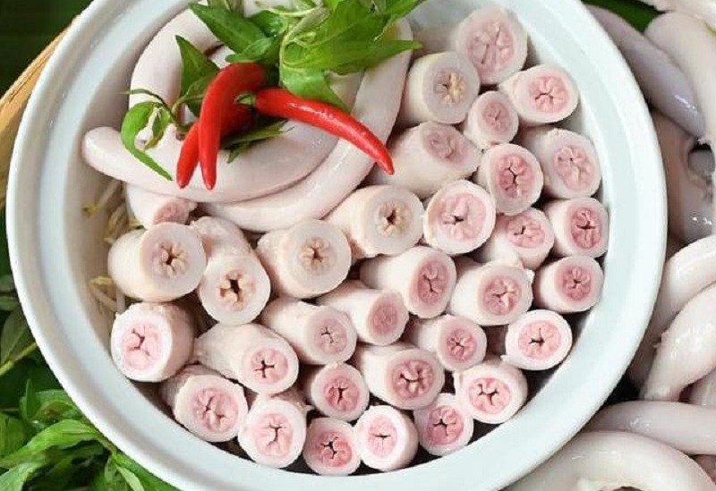 Cảnh tượng bất ngờ tại quán ăn của ông chủ khoe lòng se điếu dài 40m ở Hà Nội trước khi bị kiểm tra - 1