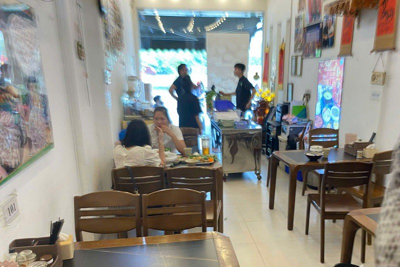 Cảnh tượng bất ngờ tại quán ăn của ông chủ khoe lòng se điếu dài 40m ở Hà Nội trước khi bị kiểm tra - 4