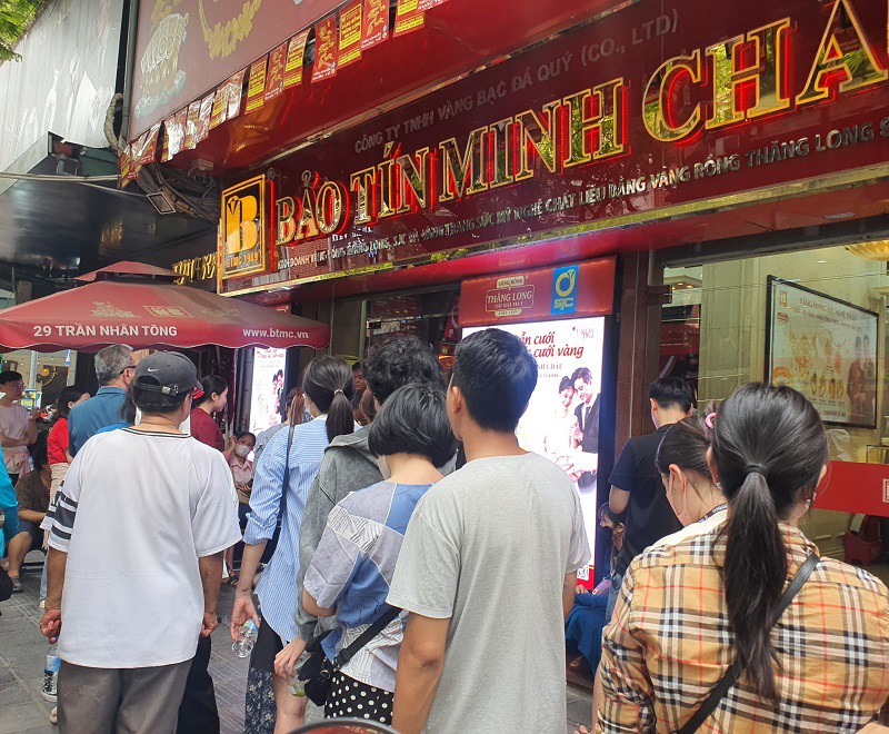 Giá vàng chiều ngày 8/5 đột ngột giảm “sốc”, người mua vàng sáng mừng chiều tiếc - 2