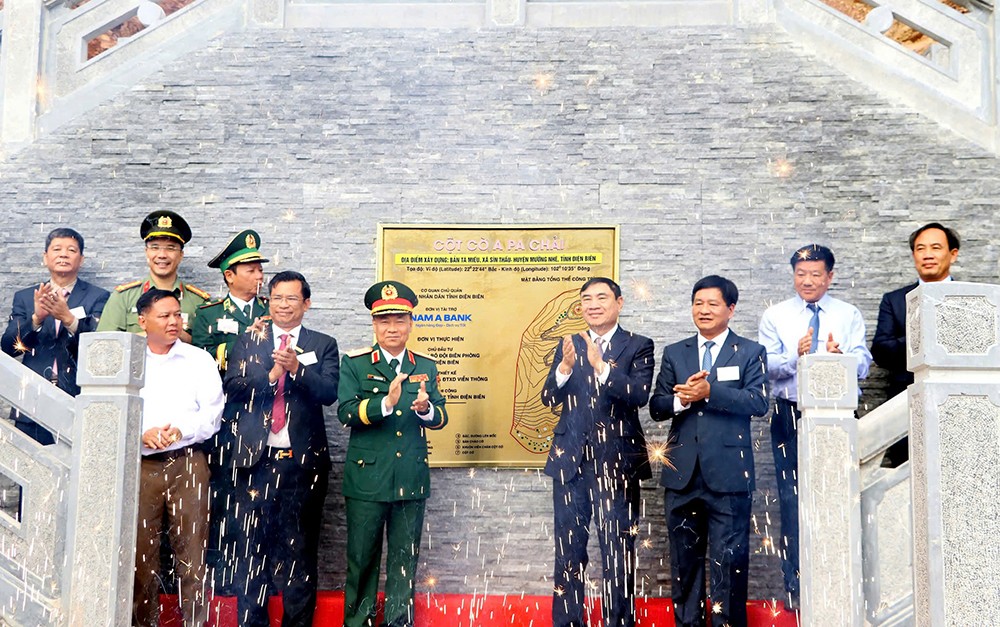 Lễ thượng cờ và gắn biển công trình cột cờ A Pa Chải - 3