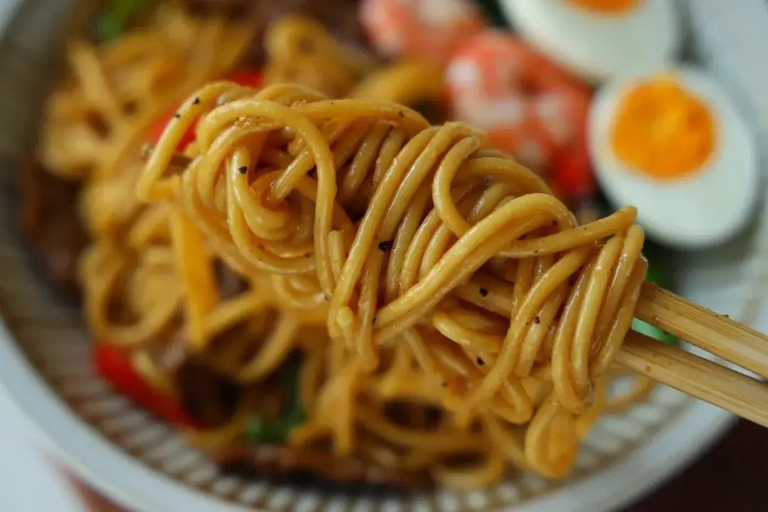 Mì bò sốt tiêu đen chuẩn nhà hàng, làm siêu nhanh tại nhà - 7