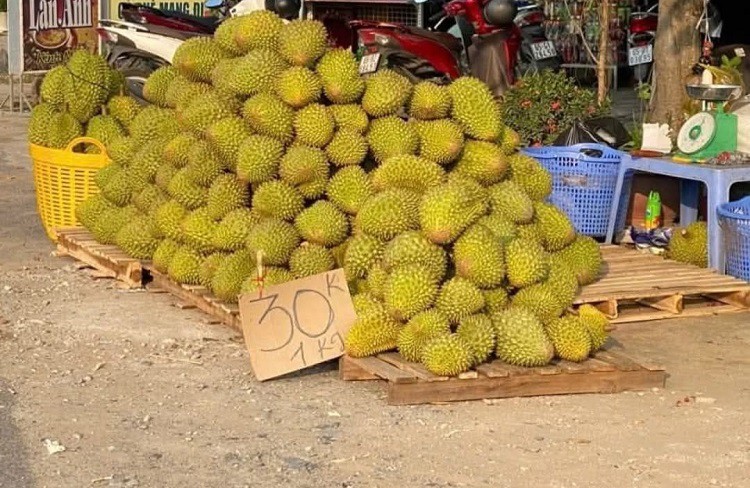 Sầu riêng bán đầy đường với giá chỉ từ 30 nghìn đồng/kg: Sự thật bất ngờ - 1