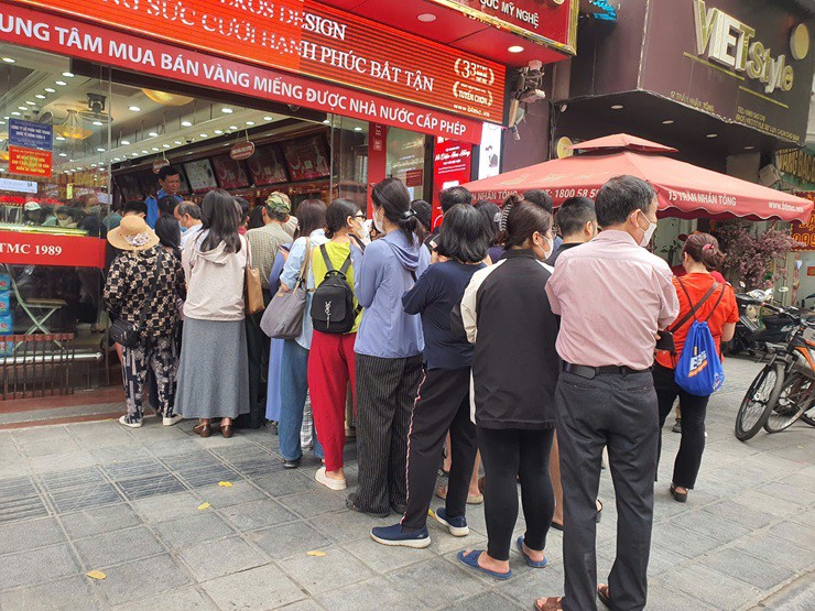Ngân hàng đồng loạt tăng lãi suất tiết kiệm, mức cao nhất hiện là bao nhiêu? - 1