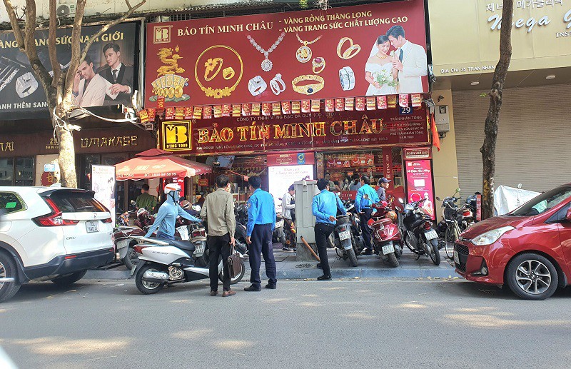 Giá vàng chiều 12/5: Lao dốc mạnh, bất ngờ với động thái của người dân trên phố vàng - 3