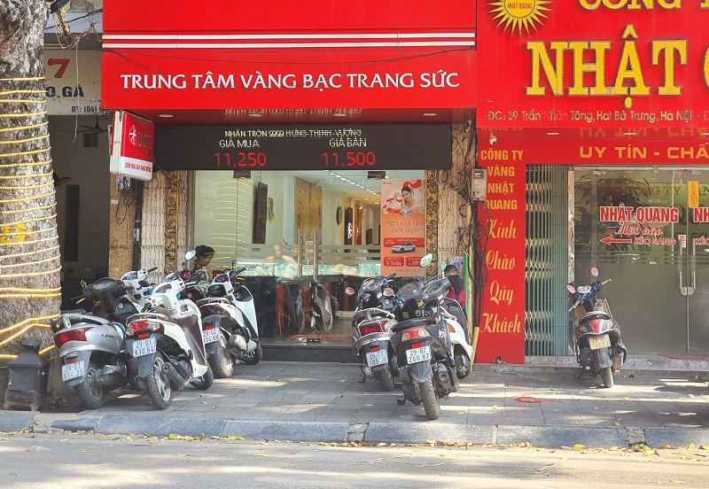 Giá vàng chiều 12/5: Lao dốc mạnh, bất ngờ với động thái của người dân trên phố vàng - 1