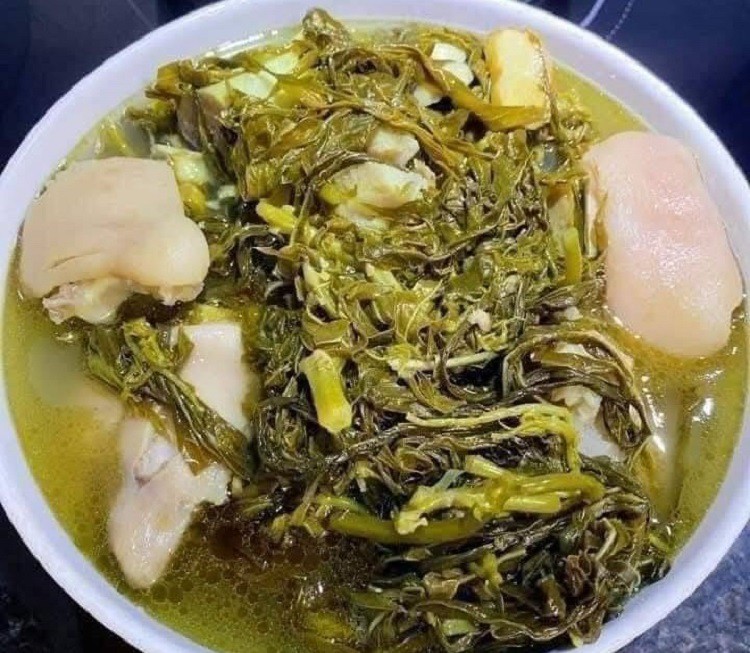 Loại cây trước lấy củ ăn chống đói, giờ hái lá làm món này bán được cả triệu đồng - 4