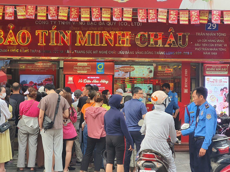 Giá vàng chiều 13/5 bật tăng dữ dội, cửa hàng trên phố vàng chật kín khách giao dịch - 1